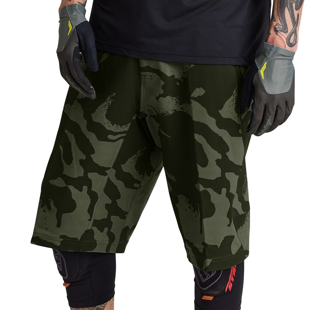 TLD_B24D1_SKYLINE_SHORT_SHADO